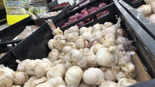 garlic on market