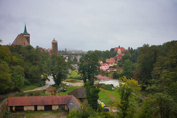Panoramablick &uuml;ber das gr&uuml;ne Tal der Spree auf die historische Silhouette mit Michaeliskirche und Alter Wasserkunst, Bautzen, Landkreis Bautzen, Sachsen, Deutschland