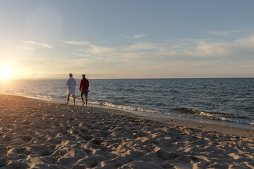 Urlaub an der Ostsee – Strandspaziergang am Abend am Meer bei Sonnenuntergang