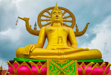 Obraz premium Golden Big Buddha statue Wat Phra Yai temple Koh Samui.
