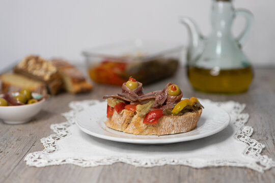 Pincho, tostada con escalibada y anchoa