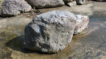 Fototapeta na wymiar 公園に置いてあった石