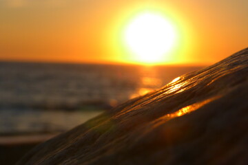 reflet d'un coucher de soleil sur une pierre