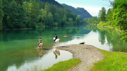 Obraz na płótnie Canvas idyllischer Auwaldsee bei Fischen im Allgäu mit Wald und 2 Reitern am See in malerischer Landschaft