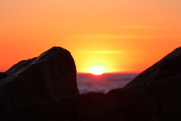 rocher sur fond de coucher de soleil 
