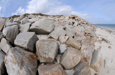 les rochers protecteurs sur la dune à Tréfiagat en Finistère Bretagne France	