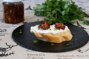 tostada de queso crema y tomate seco