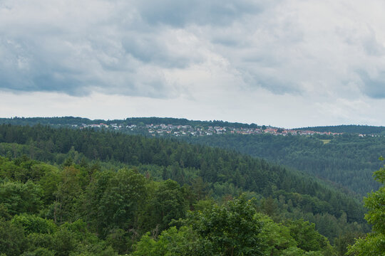 Teleaufnahme des Ortes Grunbach in Baden-Wuerttemberg, Deutschland, aufgenommen vom Pforzheimer Stadtteil Huchenfeld