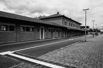 Bahnhof Altötting m Sommer am Abend mit Wolken und Himmel