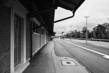 Bahnhof Altötting m Sommer am Abend mit Wolken und Himmel