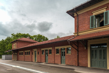 Bahnhof Altötting m Sommer am Abend mit Wolken und Himmel