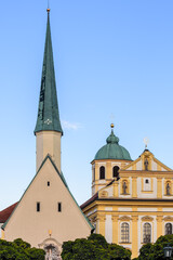 Fototapeta na wymiar Gnadenkapelle und Kapuzinerkloster, St. Magdalena, Altötting, Im Sommer am Abend, Aufsicht