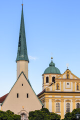 Obraz premium Gnadenkapelle und Kapuzinerkloster, St. Magdalena, Altötting, Im Sommer am Abend, Aufsicht