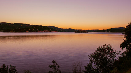 Fototapeta na wymiar Lago D'Orta fotografato al tramonto da Pella (NO), Piemonte, Italia.