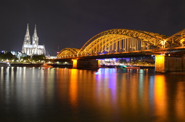 Fototapeta premium Cologne cathedral and bridge at night