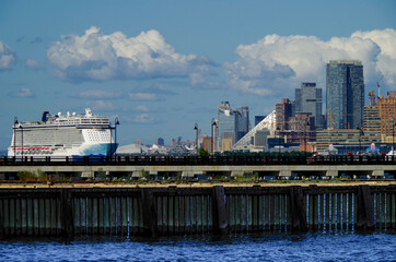 Luxus Norwegian Cruises Kreuzfahrtschiff mit New York Manhattan skyline - Luxury NCL Cruises...