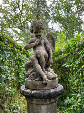 Ange espi&egrave;gle, statue d'un jardin dans la Ni&egrave;vre, Bourgogne