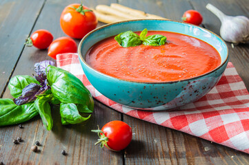 easy tomato soup with garlic, basil and black pepper