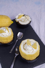 Limoni ripieni di panna guarniti con scorzette
