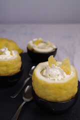 Primo piano di limone ripieno di panna
