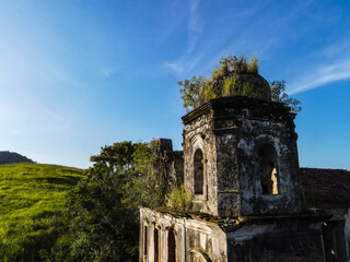 Obraz premium Ruínas de uma antiga igreja no entardecer em Viana Espírito Santo.