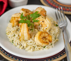 O arroz provençal é uma receita tradicional da Provença, na França. É feito com arroz, tomates, alho, cebola, azeite, ervas e camarão. É um prato delicioso e muito fácil de fazer.