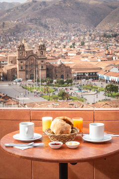  Vertical shoot, American breakfast with an amazing view of Cusco city, Perú