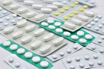 Varias tabletas de pastillas amontonadas 
