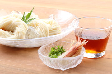 テーブルのそうめんと季節の薬味