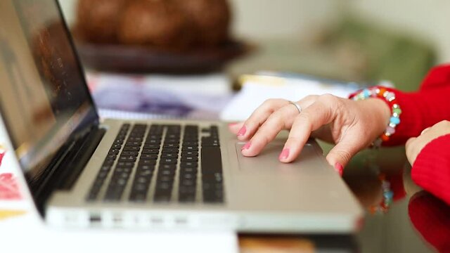 mujer de exito trabajando en laptop desde su hogar 
