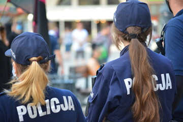 Policjanci na zabezpieczeniu zgromadzenia LGBT we Wrocław rynek