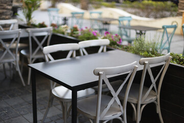 Fototapeta na wymiar cozy place. tables in an italian restaurant on the street