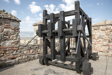 Espringal (Springald), mechanical artillery device for throwing large bolts and stones - medieval weapons