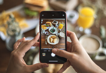 Phone takin a food photography