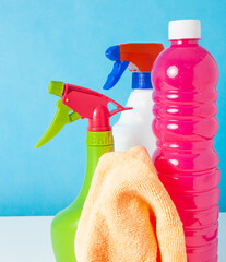 
Concepto de diversos productos de limpieza con aerosoles y una botella de detergente más un paño...
