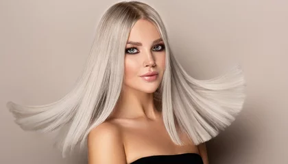 Foto auf Glas Schönes Mädchen mit Haarfärbung in ultrablond. Stilvolle Frisur in einem Schönheitssalon. Mode, Kosmetik und Make-up © Sofia Zhuravetc