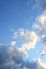Blauer Himmel mit vielen Wolken in weiß und Grau, Sommerhimmel, Wetter, Wetterumschwung,...