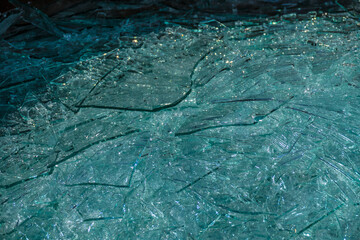 Gebrochene Flachglasscheiben im Wertstoff Container