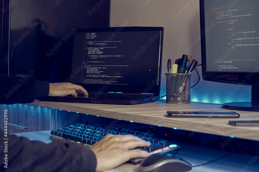 Fototapete joven programando codigo de programacion