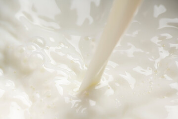 グラスに牛乳を注ぐ