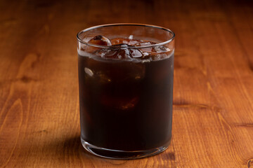氷にコーヒーを注いで冷やすアイスコーヒー
