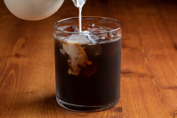 アイスコーヒーにミルクをいれる
