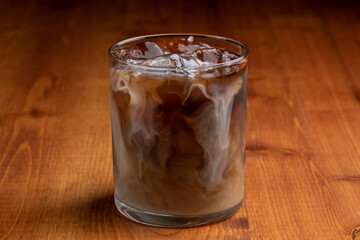 アイスコーヒーにミルクをいれる