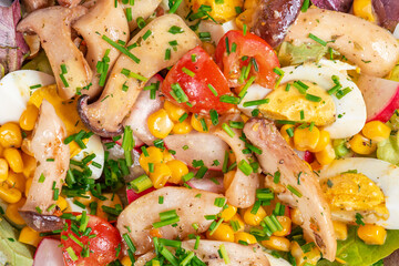 Leckerer vegetarischer und gesunder Salat mit Tomaten, Eiern, Champignons und Mais