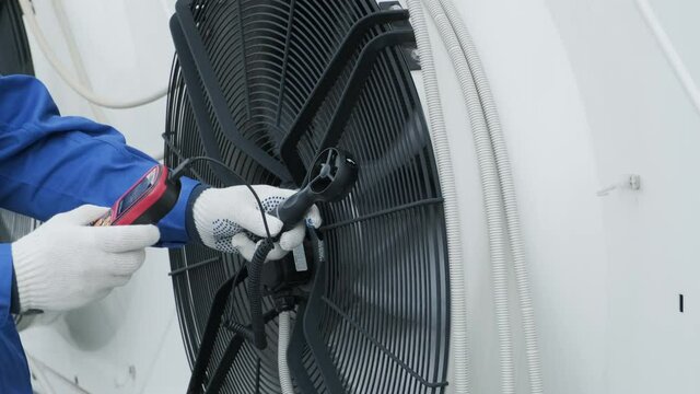 Testing with an anemometer of an axial fan of the condensing unit