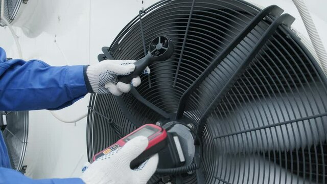 Testing with an anemometer of an axial fan of the condensing unit