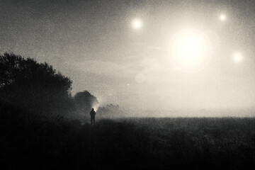Een humeurig sciencefictionconcept, van een figuur die in een veld staat met UFO-lichten die in de lucht gloeien. Op een mistige spookachtige nacht. Met een vintage, grunge-edit