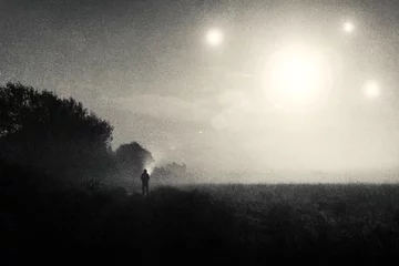 Foto op Plexiglas UFO Een humeurig sciencefictionconcept, van een figuur die in een veld staat met UFO-lichten die in de lucht gloeien. Op een mistige spookachtige nacht. Met een vintage, grunge-edit