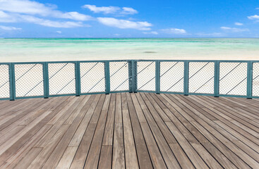Fototapeta na wymiar Esplanade avec vue sur lagon paradisiaque 
