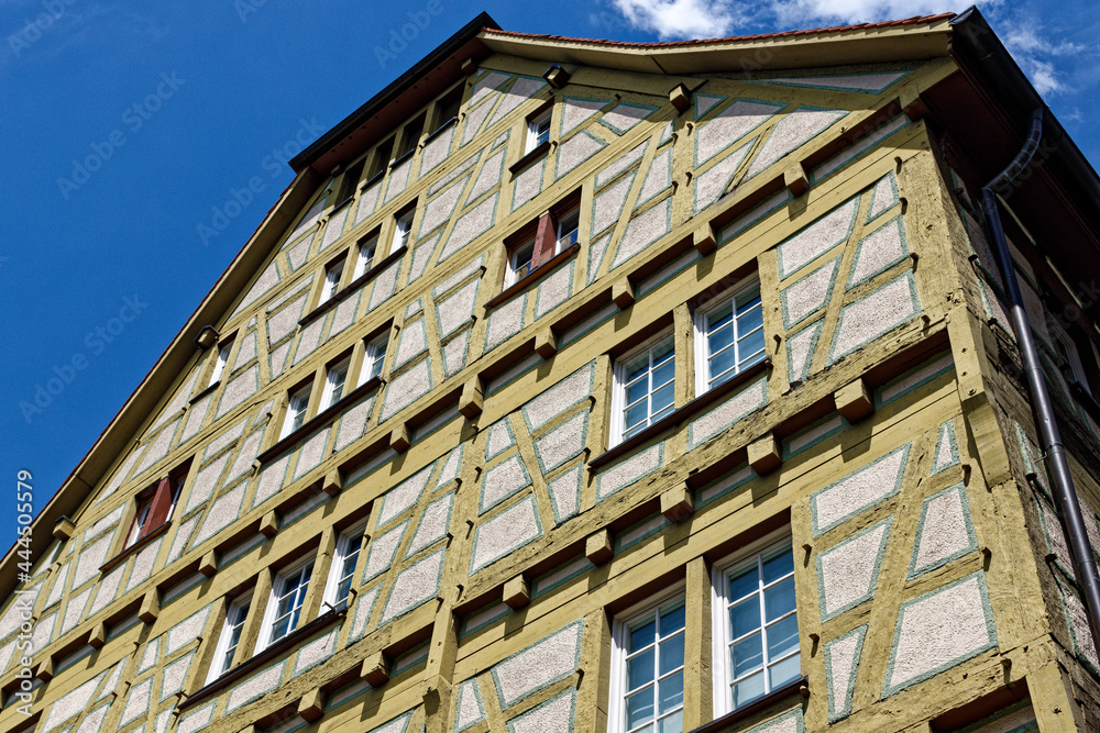 Poster Fachwerkhaus mit blauem Himmel